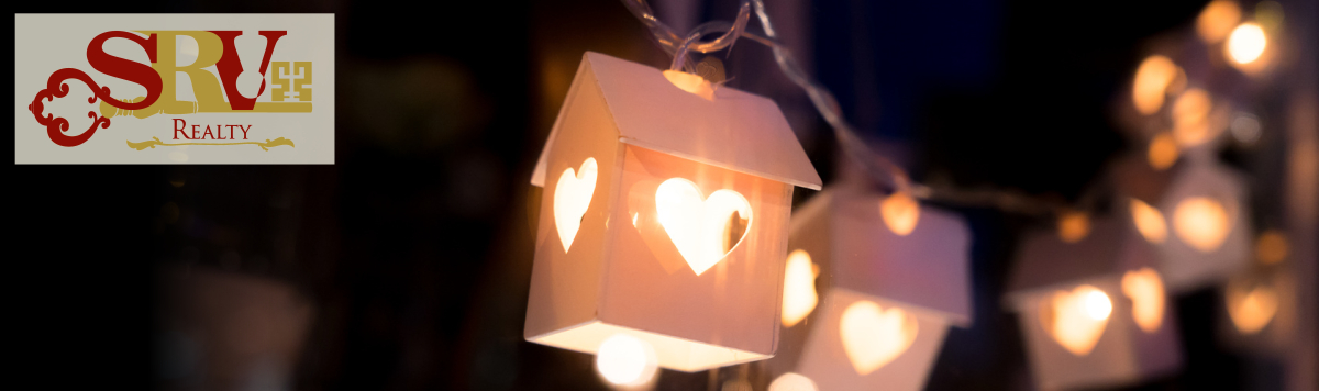 A string of house-shaped twinkle lights